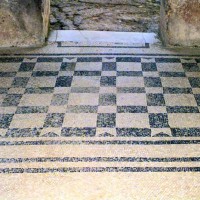 Esempio di pavimento a mosaico con tessere bianche e nere. Terme del foro, Ercolano.
